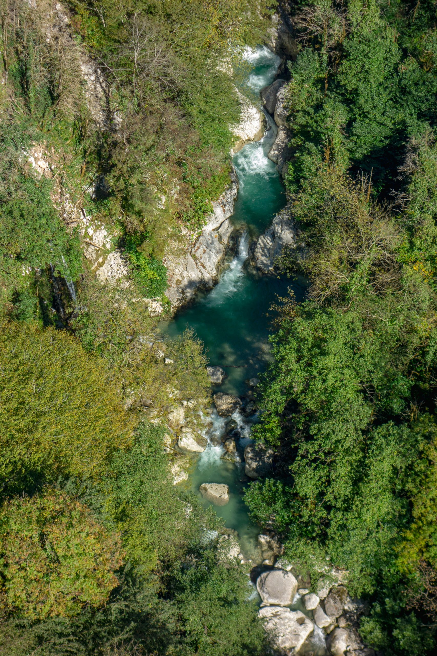 Fiume visto dall'alto mentre scorre attraverso una roccia