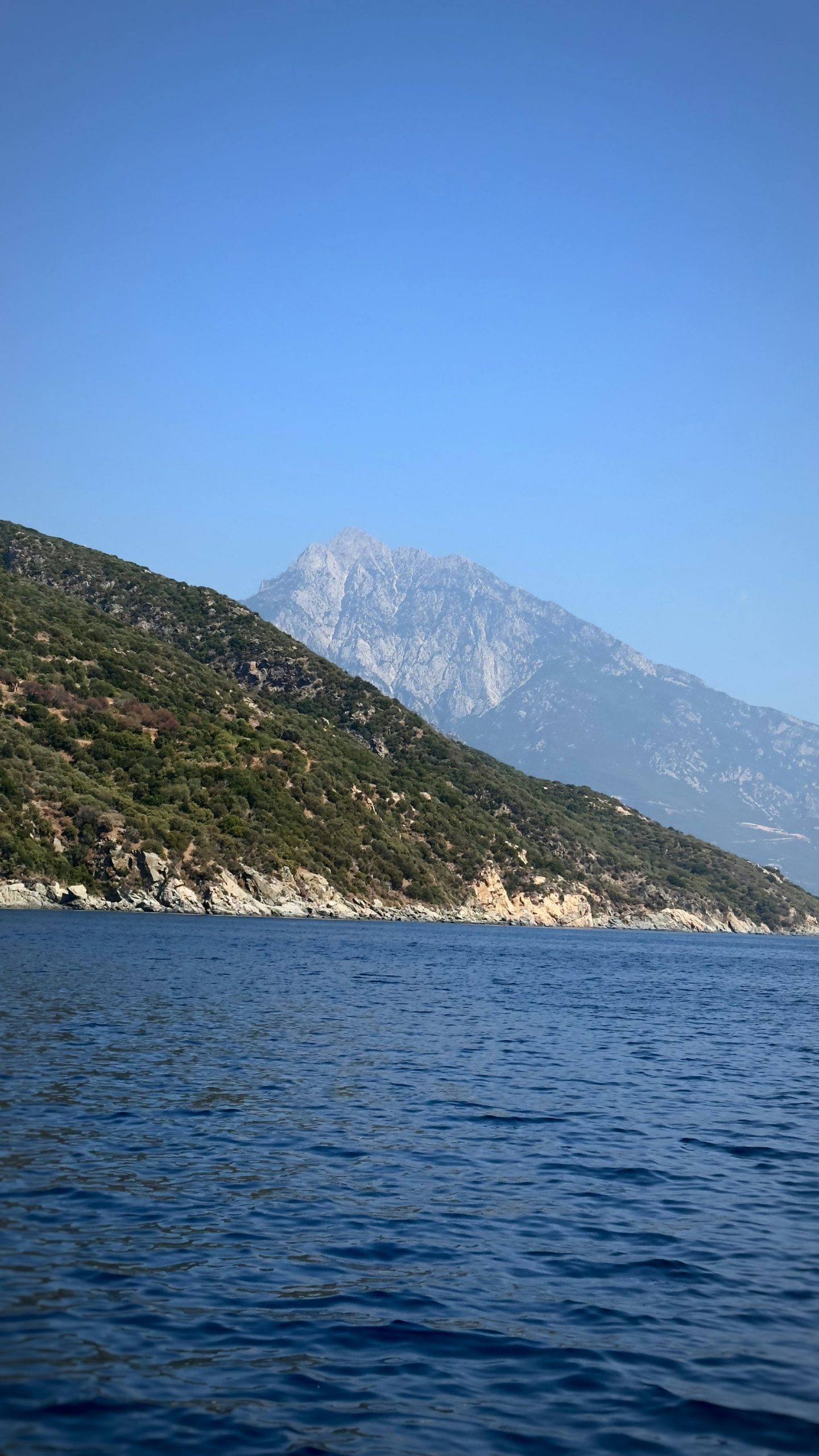 Meer mit einer Insel im Hintergrund 